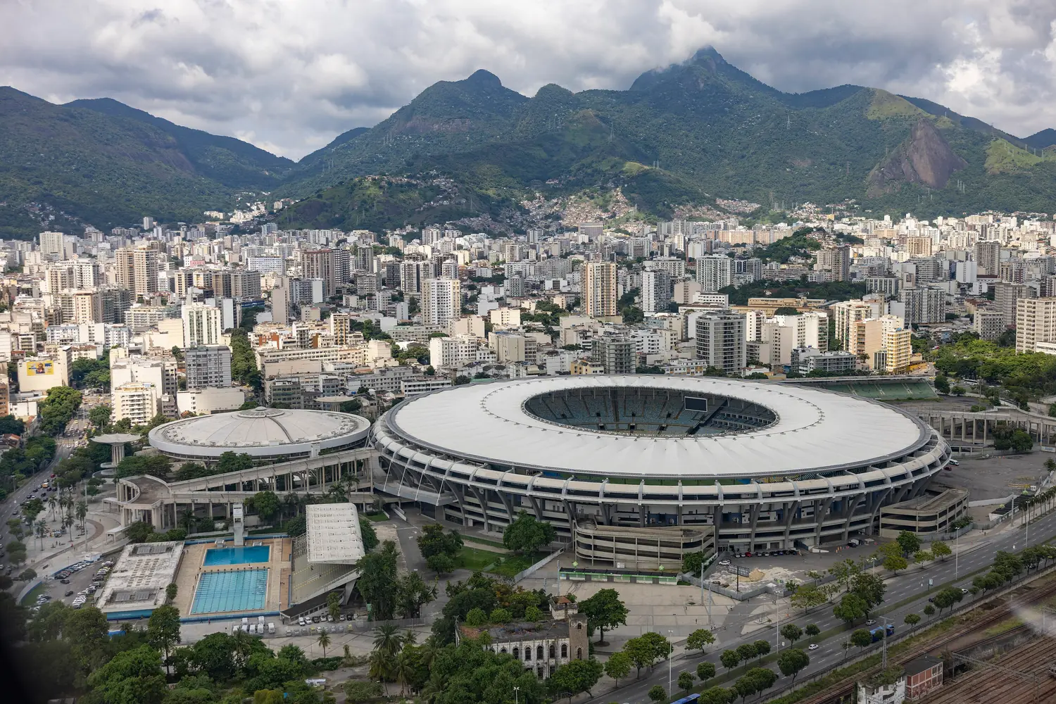 O Maracanã visto do alto, com as montanhas do Rio ao fundo