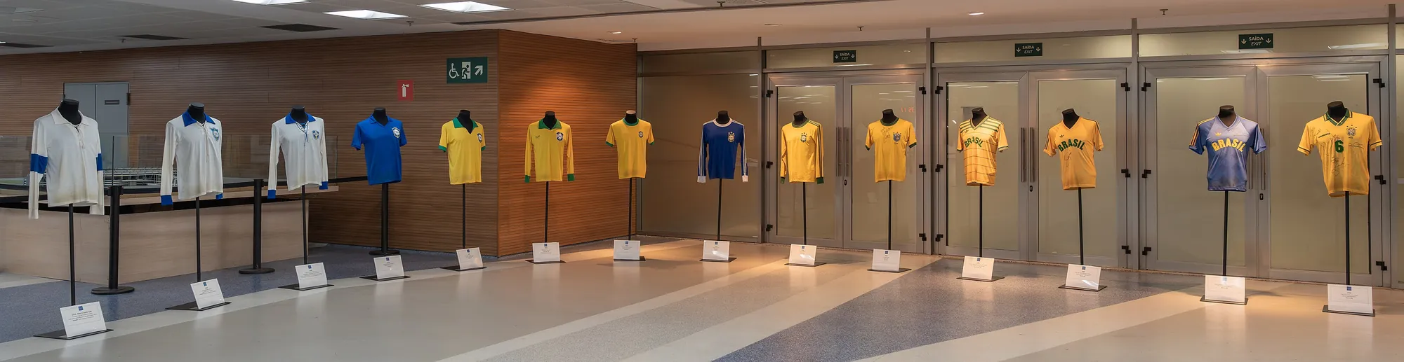 Camisas da Seleção Brasileira expostas no acervo