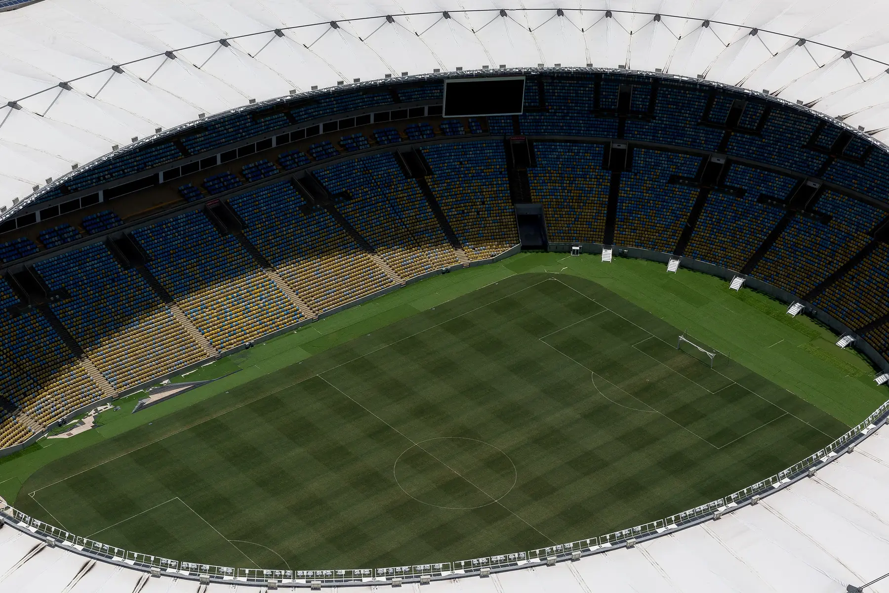 O gramado e as arquibancadas vistos do alto